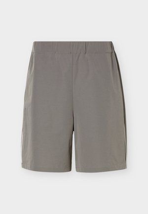 Γκρι casual σορτς με ίσια κοπή, ελαστική μέση και μήκος μέχρι το γόνατο σε λευκό μονόχρωμο φόντο.