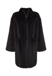 Sort faux fur frakke med sjalkrave, trekvartærmer og to sidelommer. Blød tekstur og afslappet pasform.