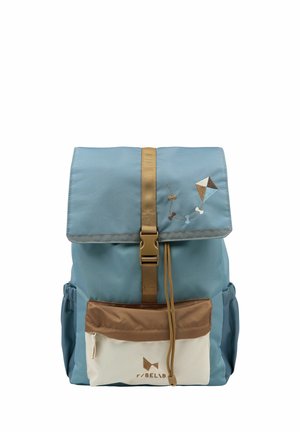 Lichtblauwe rugzak met bruine en crèmekleurige voorzak, beige riem en een geborduurd vliegerontwerp op de klep.