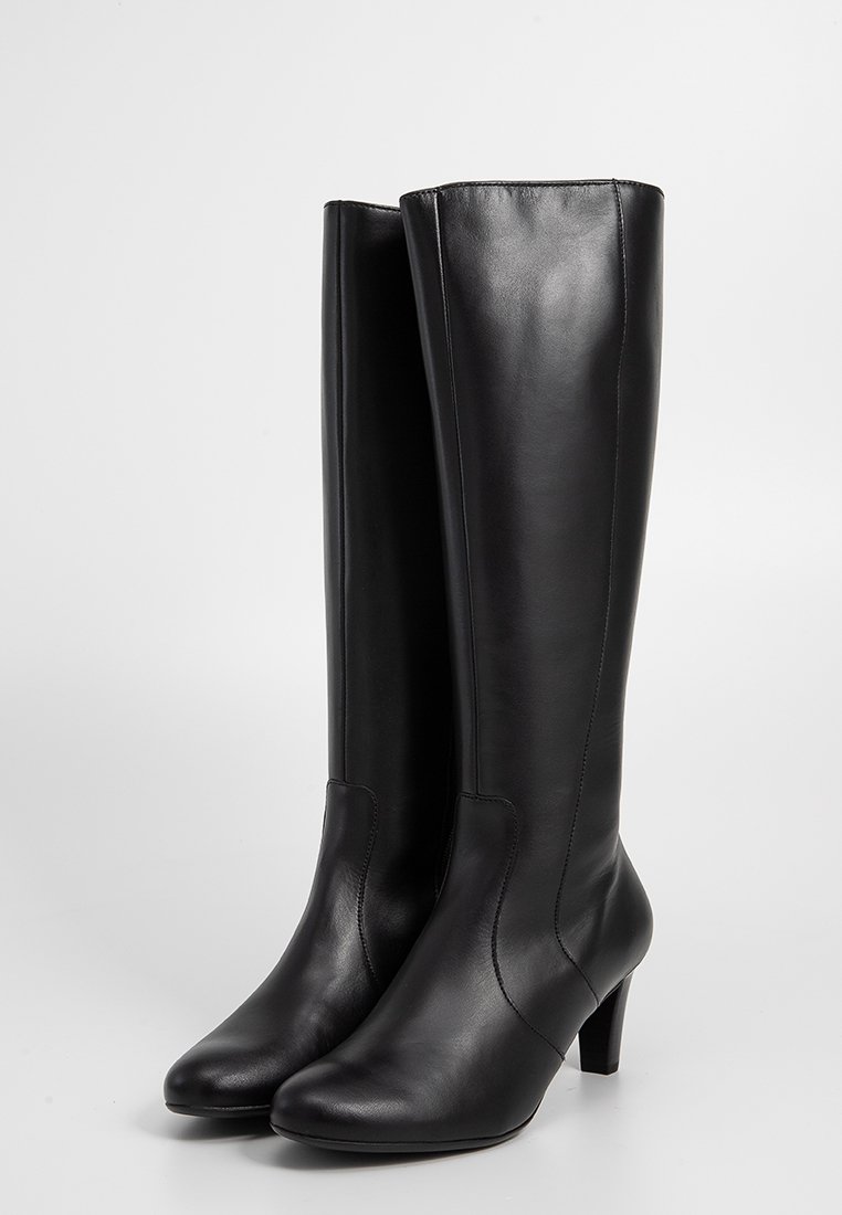Schwarze knöchelhohe Stiefel aus glattem Leder, mit einer schmalen Passform, runder Zehenpartie und einem moderaten Absatz. Weiche Textur, keine sichtbaren Beschläge.