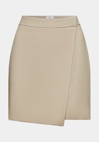 Gonna mini avvolgente beige realizzata in tessuto liscio, con vita aderente e orlo asimmetrico per una silhouette moderna.