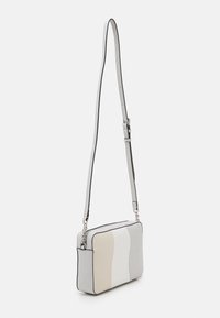 Torba na ramię w jasnoszarym, kremowym i białym kolorze o gładkiej fakturze. Posiada prostokątny kształt, srebrne okucia i regulowany pasek.