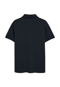 Polo negro de manga corta, hecho de algodón, con un cuello clásico, dobladillo recto y sin logotipos ni patrones visibles.