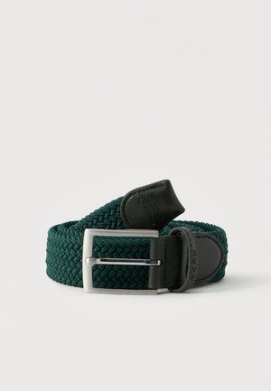 Ceinture en tissu tressé vert foncé avec extrémités en cuir noir et boucle rectangulaire en métal argenté sur fond blanc.