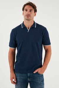 Morska plava polo majica s kragnom koja ima bijele detalje, kratkih rukava i ravnog donjeg ruba, izrađena od glatkog, laganog materijala.