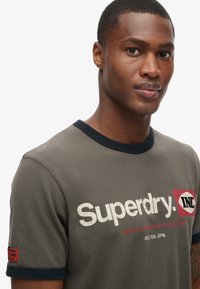 Superdry & Co CORE LOGO RINGER WORKWEAR GRAPHIC - Camiseta estampada - dusky slate grey