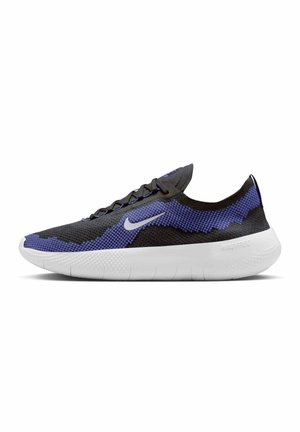 Schwarzer und lilafarbener leichter Nike-Laufschuh mit weißer Sohle und Schnürsenkeln, seitlich auf weißem Hintergrund gezeigt.