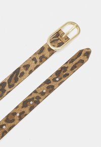 Ceinture en cuir imprimé léopard avec une boucle ovale dorée et plusieurs trous d'ajustement le long de la sangle. Surface texturée avec des motifs contrastés.