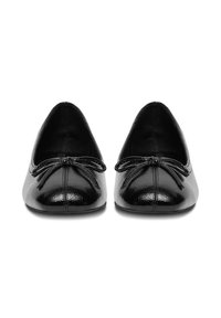 Melnas lakuotas ādas baleta kurpes ar noapaļotu purngalu un loku detalizāciju priekšpusē. Gluda tekstūra un minimālisma dizains.