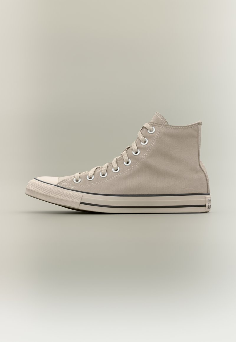 Μπεζ υφασμάτινο ψηλό αθλητικό παπούτσι με λευκή καουτσούκ σόλα και κάλυμμα στα δάχτυλα, λευκά κορδόνια και μεταλλικά ροδέλες, εμφανίζεται σε προφίλ σε ουδέτερο φόντο.