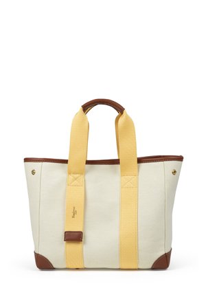 Borsa tote in tela beige con manici in tessuto giallo e dettagli in pelle marrone. Presenta un design cucito e un dettaglio del logo dorato.