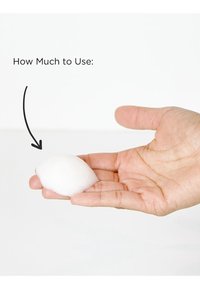 Schuim in een hand, ongeveer 3,8 cm in diameter, witte kleur, met een gladde textuur. Tekst erboven luidt "Hoeveel te gebruiken."