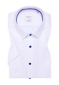 Camicetta bianca slim-fit con colletto strutturato, caratterizzata da bottoni blu a contrasto e dettagli interni del colletto in contrasto. Tessuto liscio e texture.