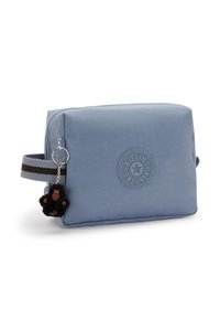 Borsa rettangolare azzurro chiaro in nylon, con un logo testurizzato sul frontale, manico a strisce e un portachiavi a forma di gorilla nero.