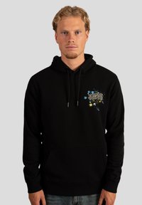 Felpa nera con cappuccio, dotata di tasca frontale, lacci e una grafica colorata con il testo "WRONG FRIENDS" in design a spruzzi blu e giallo.