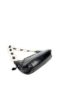 Sac à main en cuir noir brillant avec une bandoulière chaîne dorée comportant de grands anneaux liés et des accents en cuir noir.