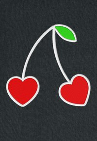 Broderie en forme de cœur rouge avec une feuille verte, reliée par des points de couture blancs, sur un fond de tissu foncé. Présentant des textures lisses et des couleurs vives.