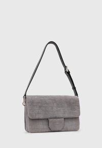 Szara zamszowa torebka typu crossbody z fakturą krokodylej skóry, z klapą składana i regulowanym czarnym skórzanym paskiem. Posiada metalowe zapięcie.