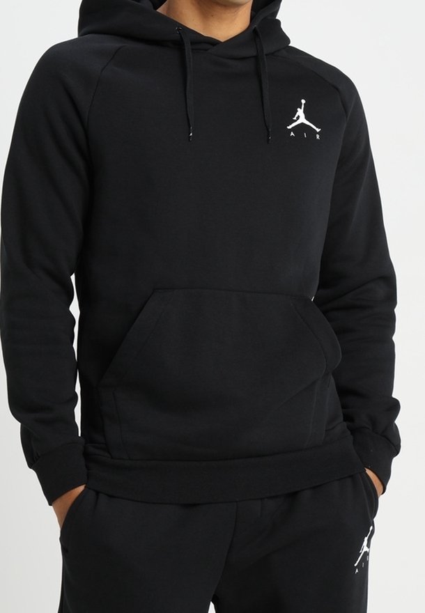 Sudadera negra hecha de un tejido suave y texturizado. Cuenta con un bolsillo tipo canguro, capucha con cordón y un logo de Jordan en blanco en el pecho.