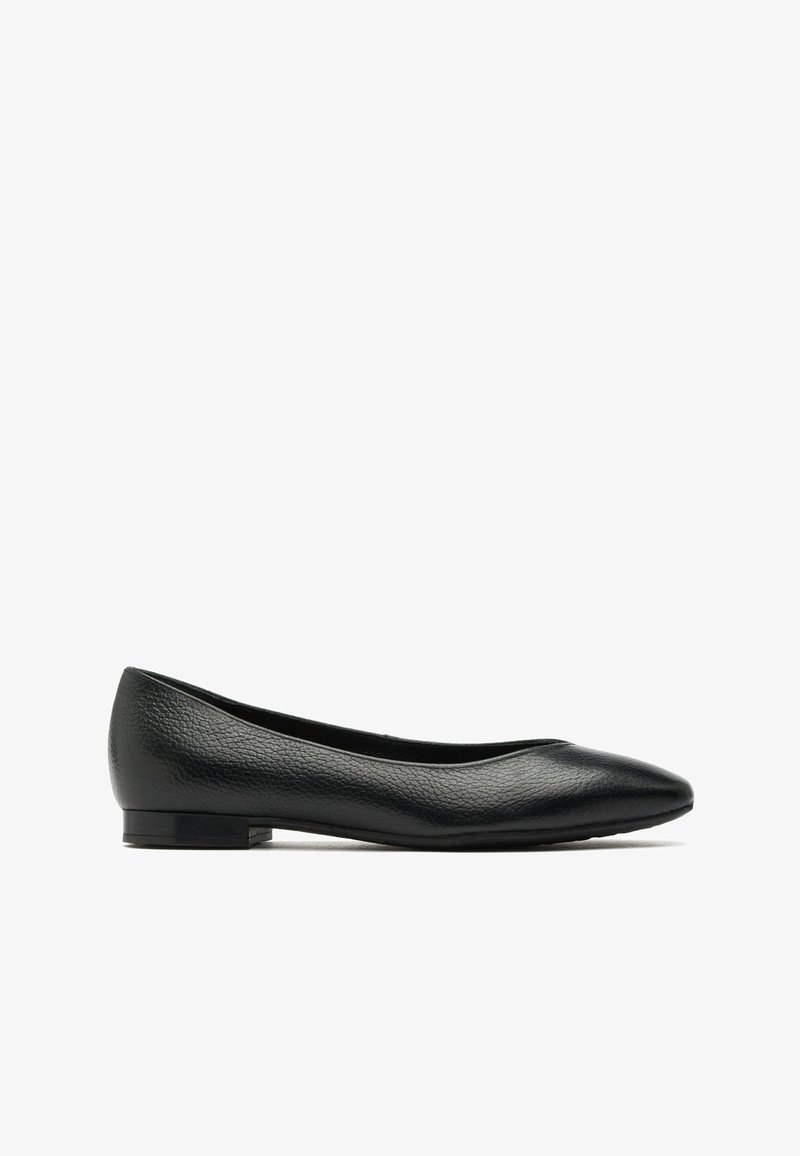 Ballerine en cuir noir avec un bout rond, un talon bas, une texture lisse et un design minimaliste. Pas de matériel ou de motifs visibles.