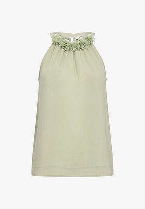 Svetlo zelena brezrokavna bluzica z nabiranim ovratnikom, okrašena s cvetlicami iz blaga; mehak, lahek material z sproščenim dizajnom.