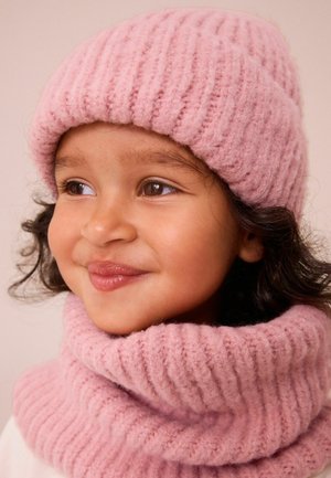 Beanie lavorato a maglia rosa e sciarpa cowl coordinata, con un design a coste strutturate. Tessuto morbido in misto lana con un aspetto accogliente.