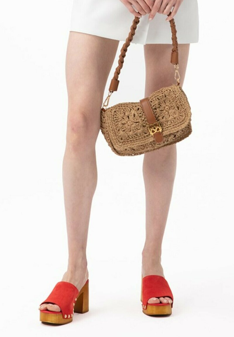 Geflochtene beige Handtasche mit einem geflochtenen Trageriemen, rechteckiger Form und einem zentralen braunen Lederriemen. Verfügt über einen goldenen Verschluss und ein florales Muster.
