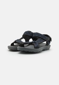 Svarte og blå sport sandaler med teksturerte stoffstropper, en polstret grå såle og justerbare stropper for sikker passform.