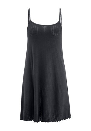 Schwarzes ärmelloses Kleid mit dünnen Trägern, gerippter Textur, A-Linien-Form und gewelltem Saum vor weißem Hintergrund.