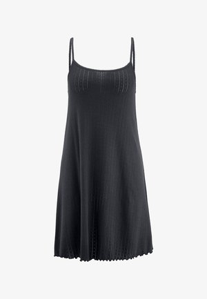 Schwarzes ärmelloses Kleid mit dünnen Trägern, gerippter Textur, A-Linien-Form und gewelltem Saum vor weißem Hintergrund.