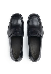Zwarte leren loafers met een gladde afwerking, een ronde neus en een gestikt accent over de wreef, met een gevoerde binnenkant.