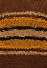 Πλεκτό ύφασμα με οριζόντιες ρίγες σε καφέ, μπεζ, μαύρο και μουσταρδί κίτρινο, που δείχνει υφή νήματος και λεπτομέρειες ραφής.