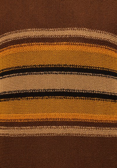 Motif tricoté à rayures horizontales de couleur marron, beige, noir et jaune moutarde sur tissu, illustrant les détails de la texture du fil et des coutures.
