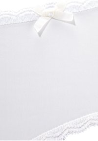 Witte stoffen lingerieset met een gladde textuur, voorzien van een kantafwerking en een kleine satijnen strikaccent in het midden bovenaan.