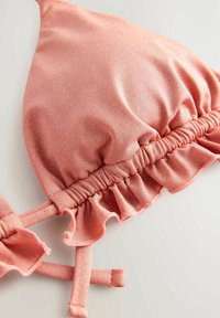 Ljust rosa bikiniöverdel i mjukt material med volangdetaljer, justerbara axelband och en strukturerad yta.