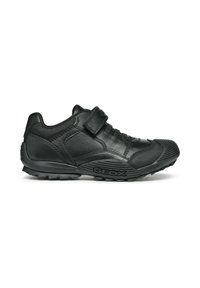 Zapatos Geox negros con parte superior de cuero texturizado, correa de Velcro, suela de goma y un patrón de agarre distintivo en la suela.