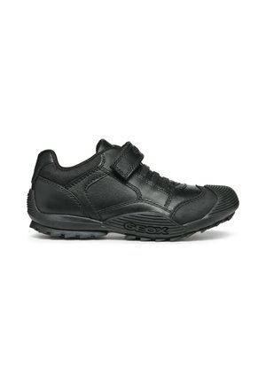 Zapatos Geox negros con parte superior de cuero texturizado, correa de Velcro, suela de goma y un patrón de agarre distintivo en la suela.