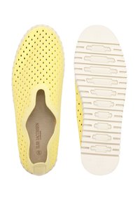 Geel instap schoenen met een textuur, geperforeerde bovenkant en een witte rubberen zool. Heeft een ronde neus en geen zichtbare sluitingen.