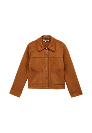 Chaqueta de ante marrón con botones, dos bolsillos delanteros y cuello clásico, extendida sobre un fondo blanco.