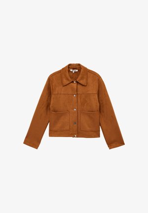 Bruine suède jas met knopen, twee voorzakken en een klassieke kraag, plat gelegd op een witte achtergrond.