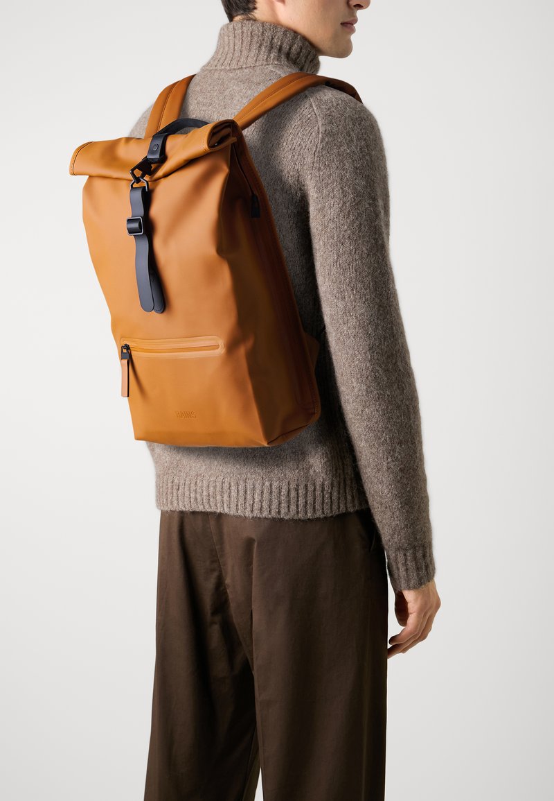 Rains ROLLTOP UNISEX - Dnevni ruksak - rust