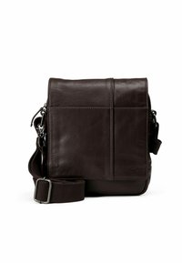 Bolsa mensajera de cuero marrón con cierre de solapa, correa de hombro de textil ajustable y detalles de costura sutiles en la parte frontal.