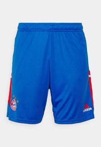 Modré sportovní šortky Adidas s červenými bočními panely, logo FC Bayern Mnichov se hvězdami na levé noze a logo Adidas na pravé noze.