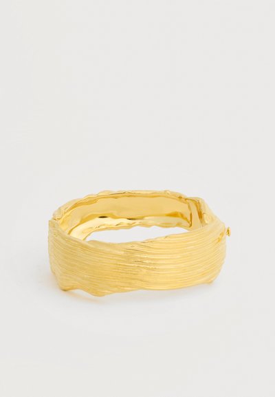 Βραχιόλι με υφή χρυσού με ακανόνιστη κυματιστή επιφάνεια και γυαλιστερό φινίρισμα, εμφανίζεται σε λευκό φόντο.