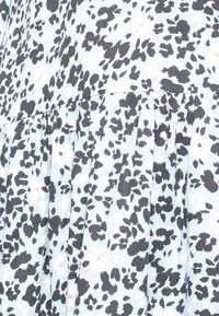 Tecido azul-claro com um padrão floral em preto e branco, com subtis toques de pêssego. Design franzido e pregueado para adicionar textura.