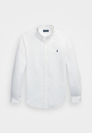 Hvid skjorte med lange ærmer med knapper, med blå Polo Ralph Lauren-logo på brystet og knappet krave.