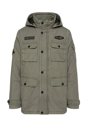 Grüne Jacke mit Kapuze, ausgestattet mit mehreren Fronttaschen, Knopfverschlüssen und Patches auf der Brust. Hergestellt aus einem robusten Stoff.