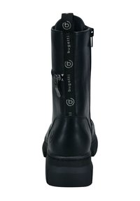 Schwarze Leder Stiefelette mit einem Reißverschluss, einer Schlaufe als Ziehpuller und einer strukturierten Sohle. Verfügt über eine Markenkennzeichnung entlang der Ferse für zusätzlichen Detailreichtum.