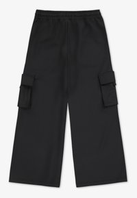 Pantaloni cargo neri con vita elastica, design a gamba larga e due tasche cargo laterali. Realizzati in tessuto liscio e leggero.