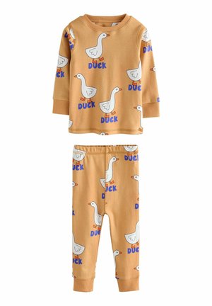 Pyjamasæt i bomuld med en tan baggrund, der har hvide ænder og blå tekst, der står "DUCK." Langærmet top og matchende bukser.